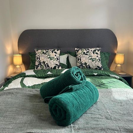 Urban Escape Entire Apartment Near Uni And Hospital Southampton Bagian luar foto